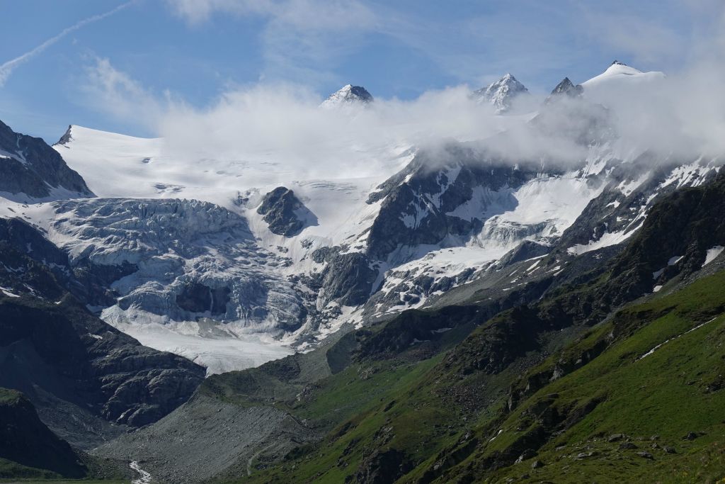 Vue sur le glacier de Moiry, le Grand Cormier et la Dent Blanche, entre autres